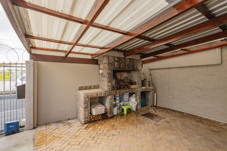 3 Bedroom Property for Sale in Oakdale Western Cape